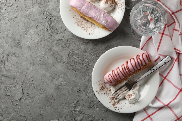 Concept de repas sucré avec de délicieux éclairs sur gris