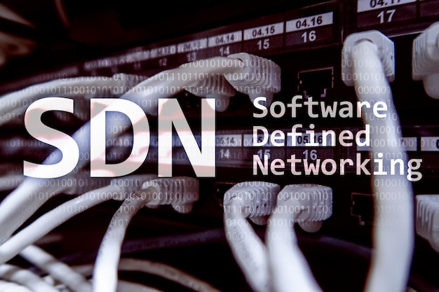 Concept de réseau défini par logiciel SDN sur fond de salle de serveur moderne