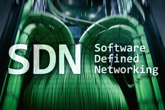 Concept de réseau défini par logiciel SDN sur fond de salle de serveur moderne