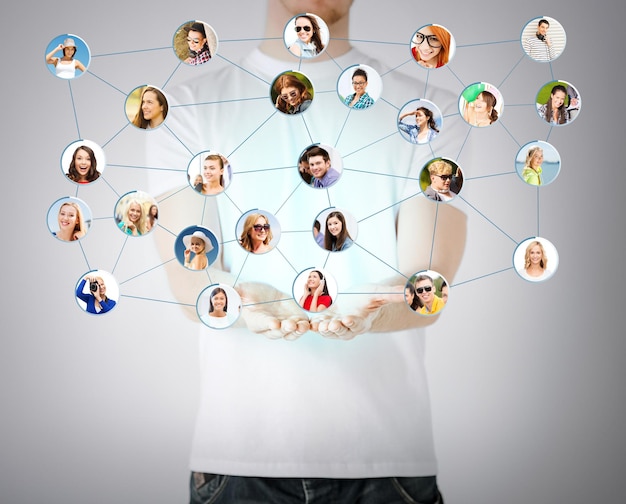 concept de réseautage et de communication - gros plan des mains de l'homme montrant le réseau social