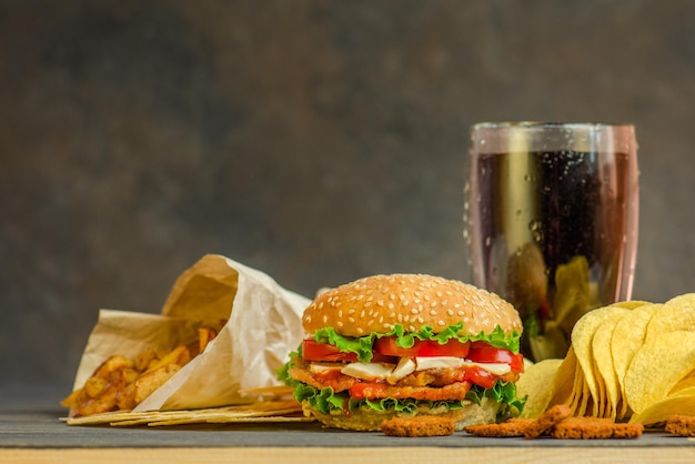 Concept de restauration rapide et de collation. Hamburger de nutrition malsaine, frites de pommes de terre et cola.