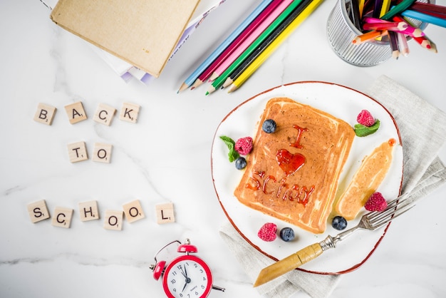 Concept de retour à l'école, crêpes au petit déjeuner