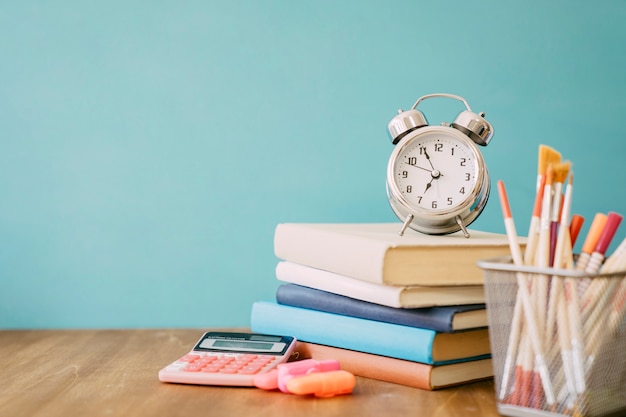 Photo concept de retour à l'école avec pile de livres