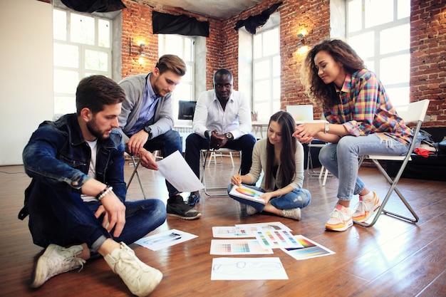 Concept de réunion de brainstorming de travail d'équipe de diversité de démarrage.