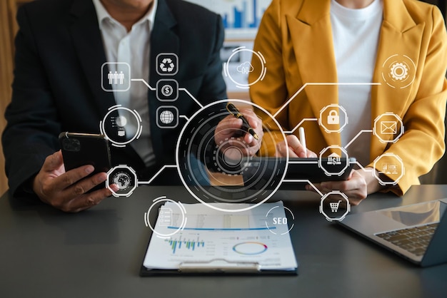 Concept de réunion d'équipe de travail avec smartphone, ordinateur portable et tablette numérique au bureau avec icônes d'interface virtuelle