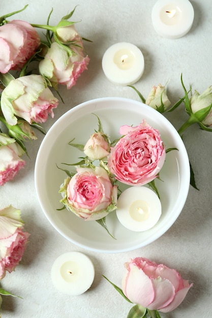 Concept romantique avec des roses sur une table texturée blanche