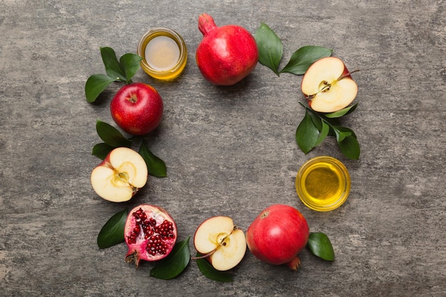 Concept de Rosh hashanah Cadre composé de symboles Nouvel An juif traditionnel Vue de dessus avec espace de copie