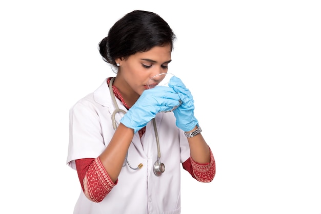 Concept de saine alimentation ou de mode de vie: jeune femme médecin boire un verre d'eau fraîche