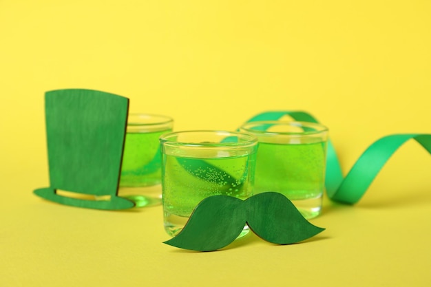 Concept de la Saint-Patrick sur fond jaune