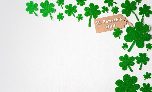 Concept de la Saint-Patrick heureux, carte de voeux de Saint-Patrick avec feuille de trèfle en papier vert