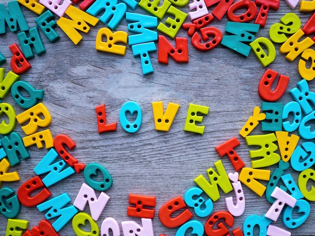 Concept de la Saint-Valentin, alphabets de boutons colorés avec des lettres pour l&#39;amour