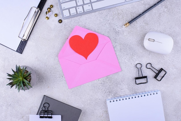 Concept de la Saint-Valentin au bureau