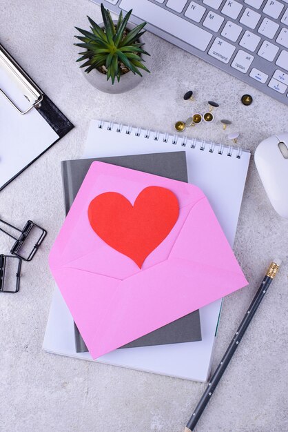 Concept de la Saint-Valentin au bureau