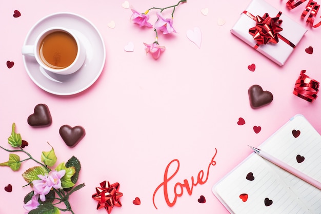 Concept De La Saint-valentin. Bonbons Au Chocolat Et Café, Coeurs Sur Fond Rose. Espace De Copie Plat. Carte De Voeux Et Cadeau.