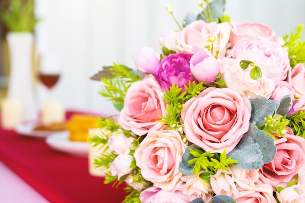 Concept de la Saint-Valentin, bouquet de roses rouges et roses Mettez sur la table le déjeuner alimentaire dans un restaurant