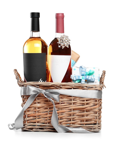 Concept de la Saint-Valentin Bouteilles de vin et coffrets cadeaux dans le panier isolé sur blanc