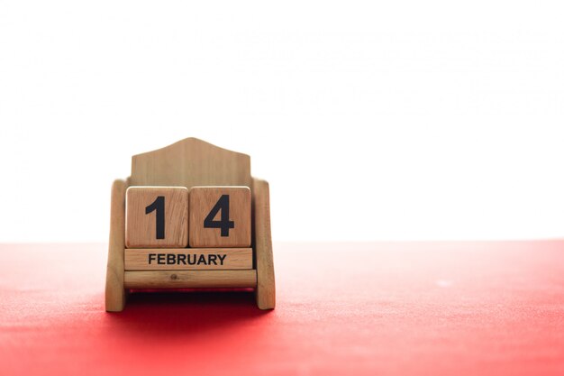 Concept de la Saint-Valentin. calendrier en bois 14 février