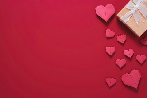 Concept de la Saint-Valentin, coeur rouge avec boîte-cadeau jaune sur fond rouge.