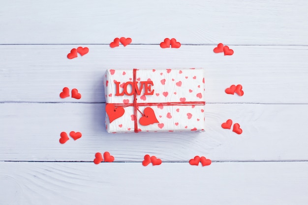 Concept de Saint Valentin avec coeurs et coffret cadeau