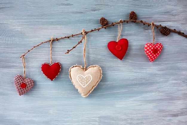 Concept de Saint Valentin. Coeurs colorés suspendus sur une branche.