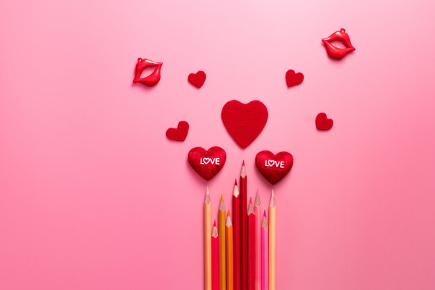 Concept de la Saint-Valentin, coeurs rouges et crayon de couleur sur fond rose