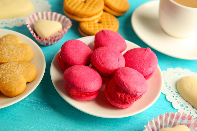 Concept de la Saint-Valentin Composition de biscuits et de bonbons sur fond bleu