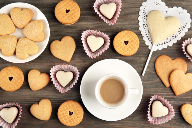 Concept de la Saint-Valentin Composition de tasse de biscuits et de bonbons sur fond bleu