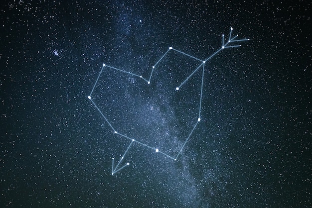 Photo concept de la saint-valentin. une constellation d'amour dans le ciel étoilé. coeur et flèche de cupidon