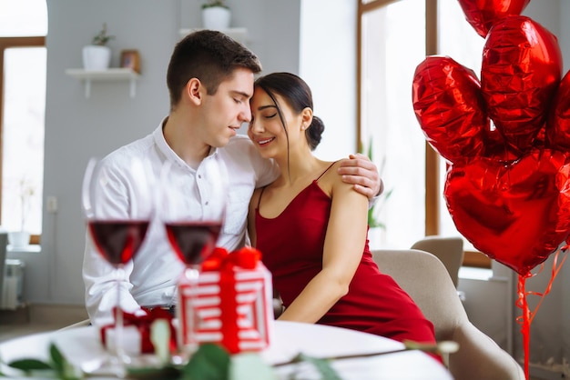 Concept de la Saint-Valentin Un couple d'amoureux célébrant la Saint-Valentin au restaurant