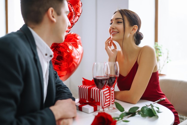 Concept de la Saint-Valentin Un couple d'amoureux célébrant la Saint-Valentin au restaurant