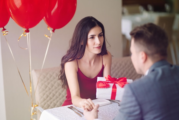 Concept de la Saint-Valentin Couple heureux amoureux de Couple célébrant la Saint-Valentin au restaurant