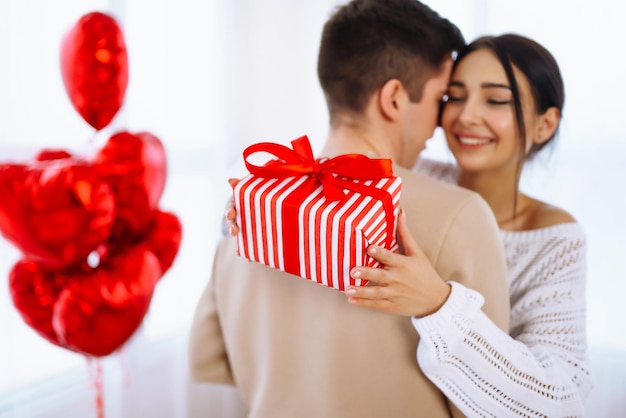Concept de la Saint-Valentin Couple heureux amoureux de Jeune couple aimant célébrer la Saint-Valentin