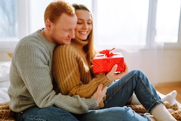 Concept De La Saint-valentin échange De Cadeaux Beau Jeune Couple Célébrant  La Saint-valentin