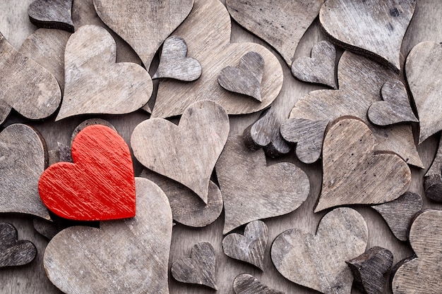 Concept de la Saint-Valentin. Fond de formes de coeur en bois