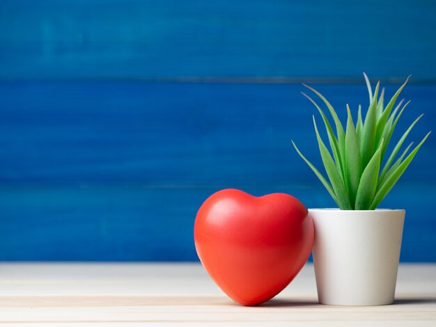 Concept de Saint Valentin. Grand coeur rouge à côté