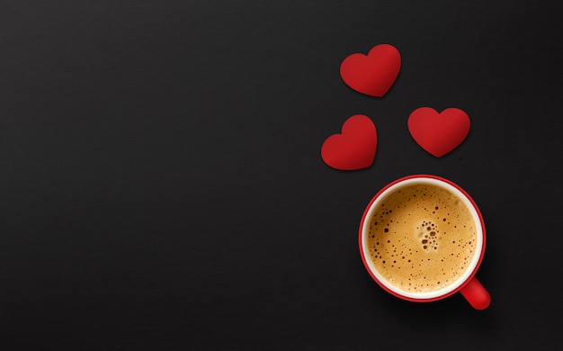 Concept de la Saint-Valentin heureuse. tasse de café sur fond de bois noir