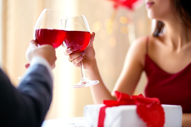 Concept de la Saint-Valentin Heureux couple amoureux Couple célébrant la Saint-Valentin au restaurant