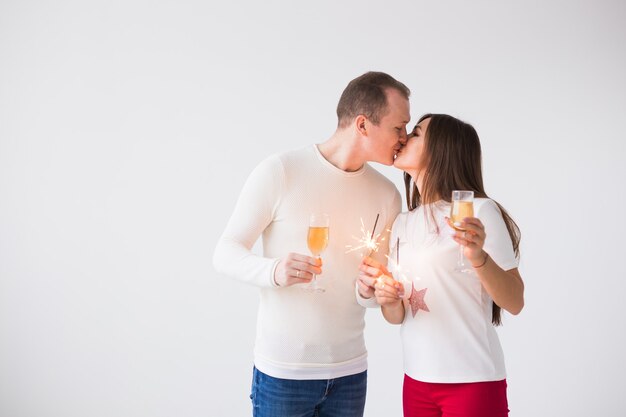 Concept de la Saint-Valentin jeune heureux souriant joyeux couple attrayant célébrant avec des verres de