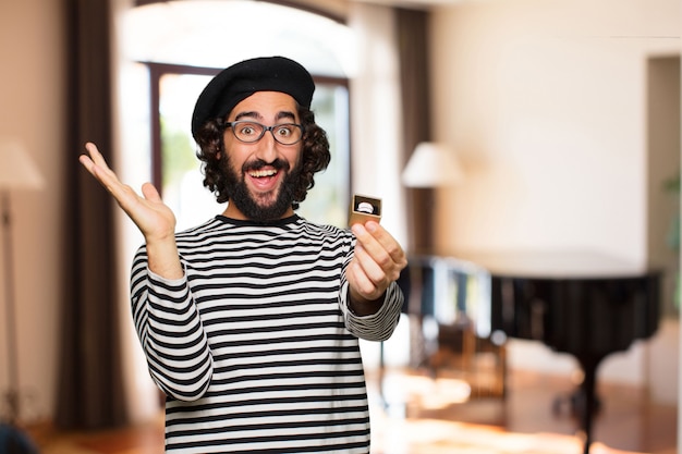 Photo concept de la saint-valentin jeune homme fou