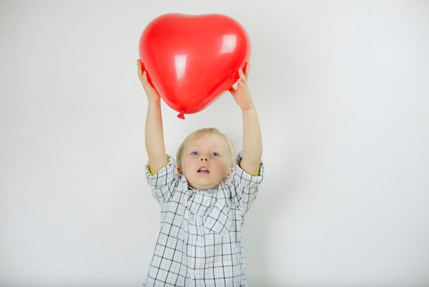 Concept de la Saint-Valentin. Joli garçon