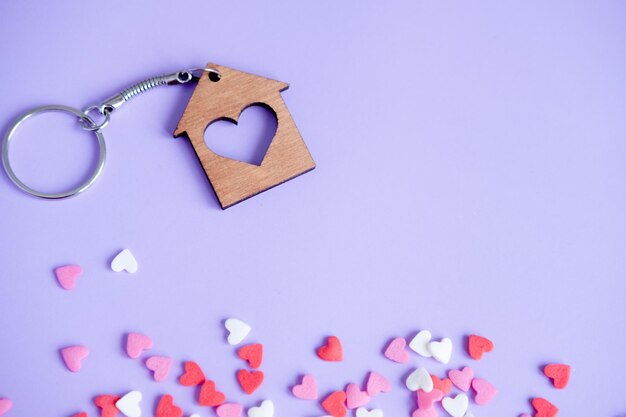 Concept de la saint-valentin de nombreux petits coeurs et porte-clés sur fond violet