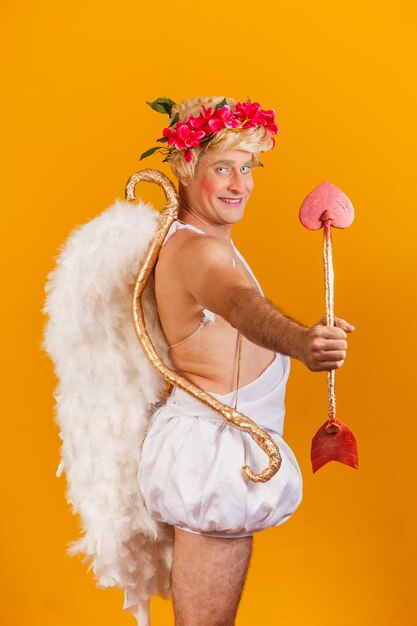 Concept de la Saint-Valentin. Portrait du Dieu de l'amour - Cupidon avec arc et flèche.