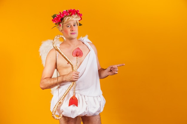 Concept de la Saint-Valentin. Portrait du Dieu de l'amour - Cupidon avec arc et flèche.