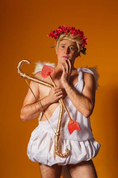 Concept de la Saint-Valentin. Portrait du Dieu de l'amour - Cupidon avec arc et flèche.