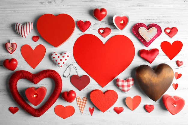 Concept de la Saint-Valentin Variété de coeurs sur fond de table en bois