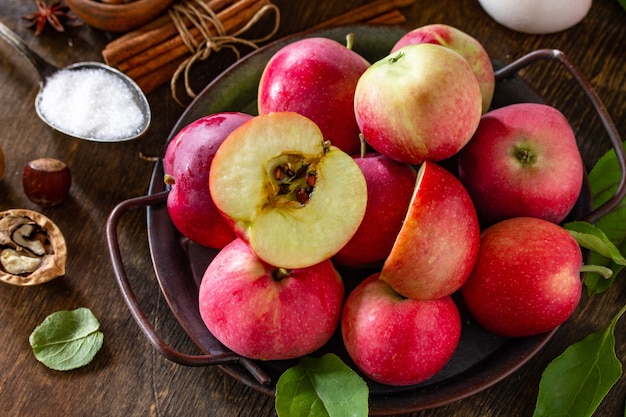 Concept saisonnier de cuisson aux pommes Ingrédients pour la tarte aux pommes en gros plan sur une table en bois