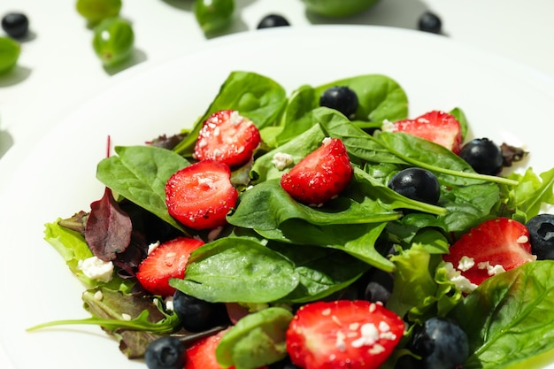 Concept de salade de nourriture savoureuse aux fraises en gros plan