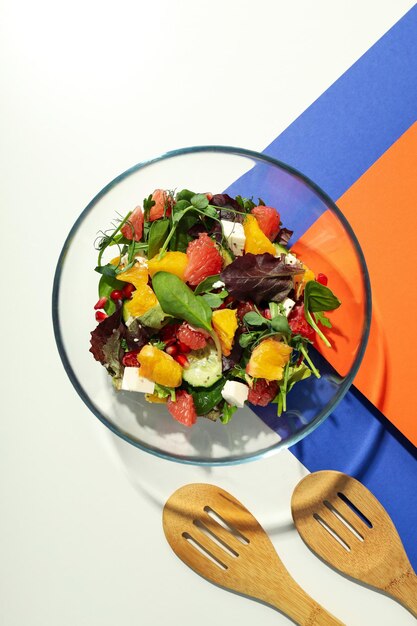 Concept de salade de nourriture savoureuse avec vue de dessus orange rouge