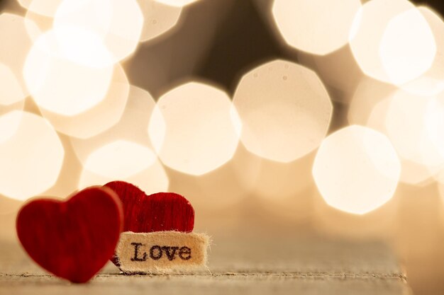 Photo concept de salutations de la saint-valentin petit coeur en bois rouge et texte amour bouchent carte de voeux saint valentin