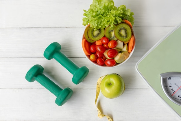 Photo concept de santé alimentaire et mode de vie. entraînement d'équipement d'exercice sportif avec pomme verte et robinet de mesure,